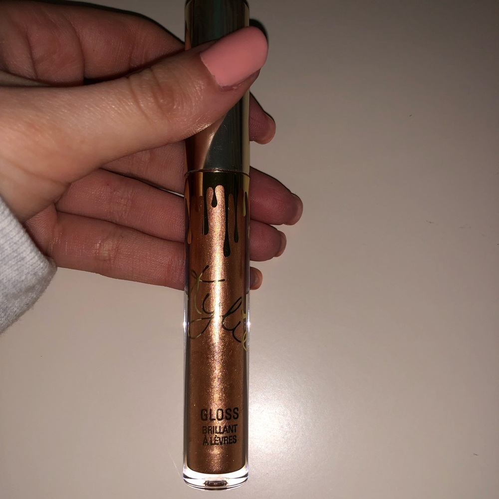 Kylie Cosmetics lipgloss shade Poppin’